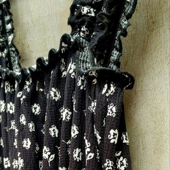 Topshop shirred jumpsuit in black floral - Picture 6 of 8